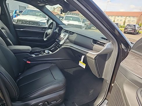Used 2025 Jeep Grand Cherokee Limited w/ Black Appearance Package image 9