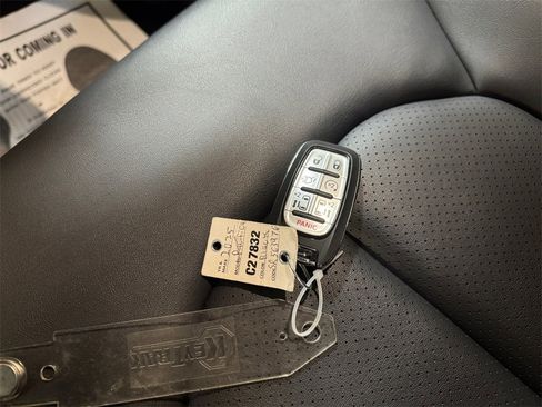 Used 2025 Chrysler Pacifica Select w/ Uconnect Theater Family Group image 32