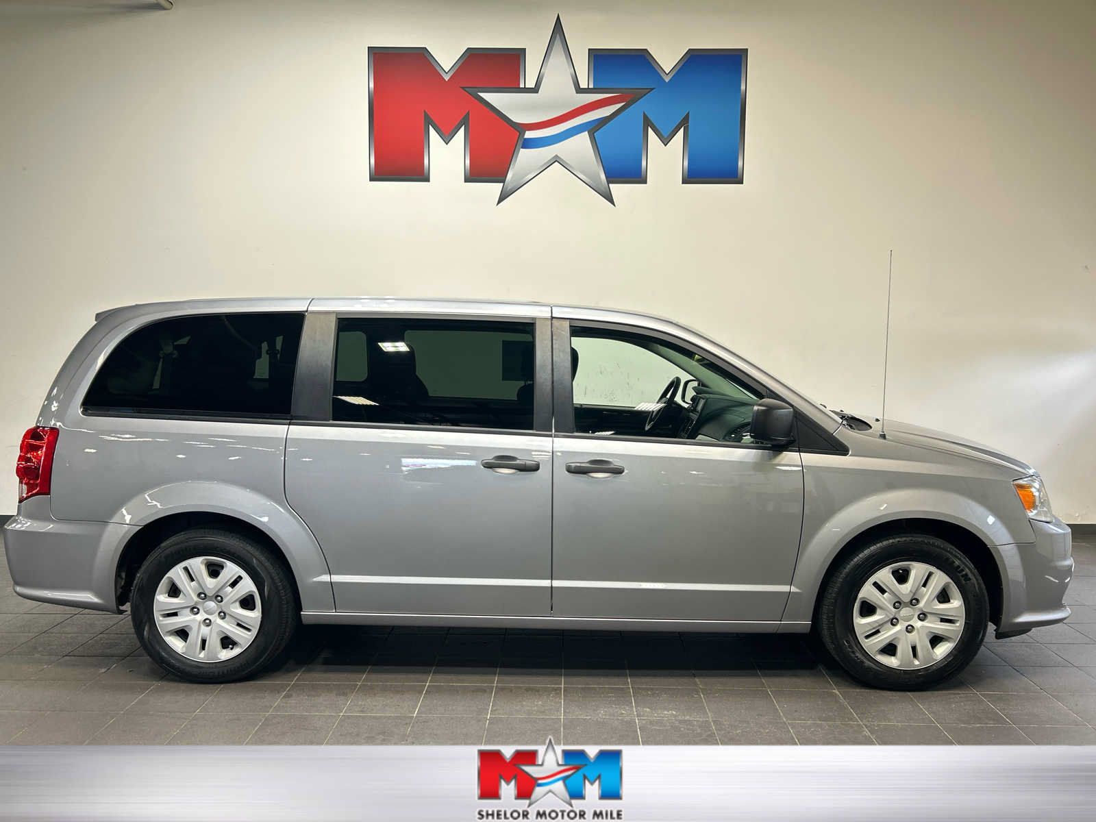 Used 2019 Dodge Grand Caravan SE w/ UConnect Hands-Free Group FWD image 1