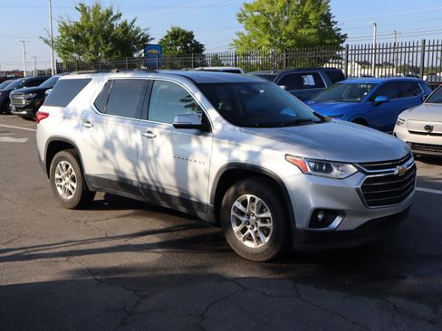 Used 2020 Chevrolet Traverse LT FWD image 2