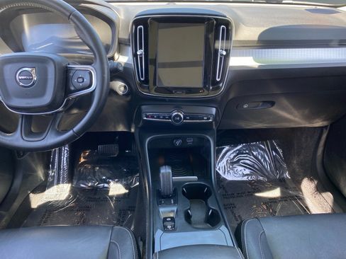 Used 2019 Volvo XC40 T4 Momentum FWD image 11