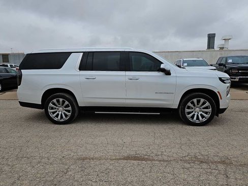 Used 2025 Chevrolet Suburban Premier RWD image 9