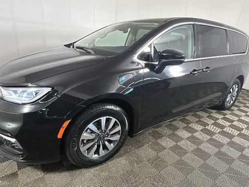 Used 2023 Chrysler Pacifica Touring-L FWD image 6