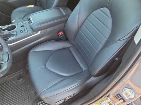 Used 2023 Toyota Highlander XLE image 13