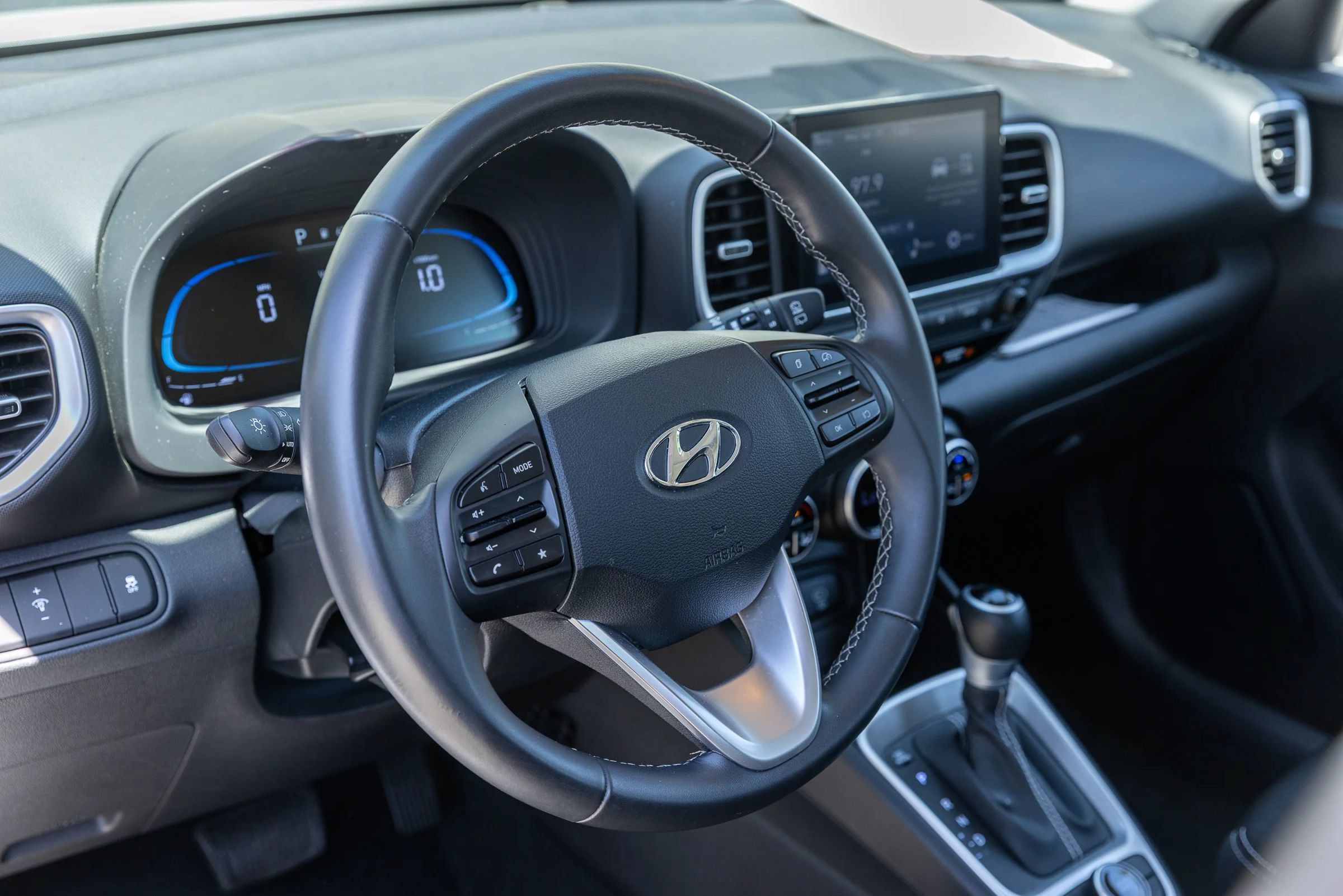 Used 2025 Hyundai Venue SEL FWD image 18