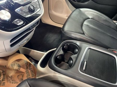 Used 2024 Chrysler Pacifica Touring-L image 11