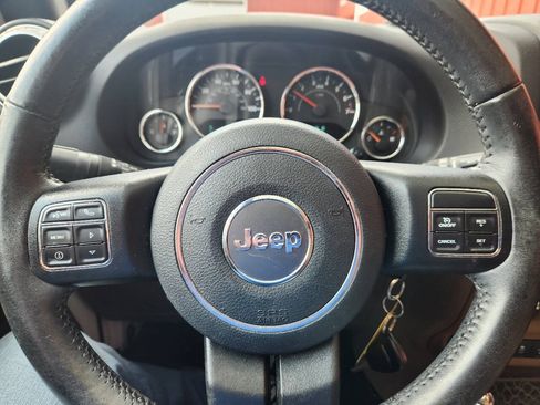 Used 2017 Jeep Wrangler Unlimited Sahara w/ Connectivity Group AWD/4WD image 17