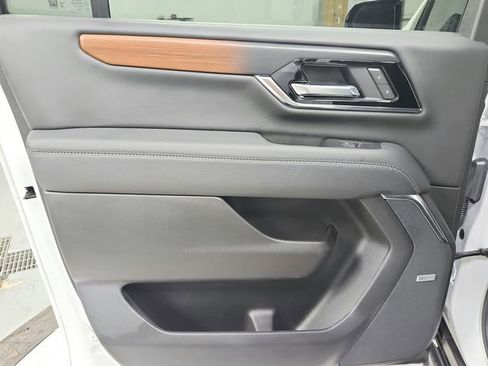 Used 2025 GMC Yukon XL Denali AWD/4WD image 36