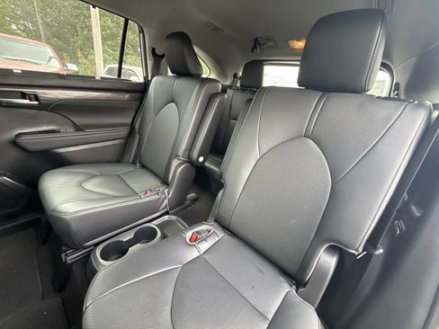 Used 2023 Toyota Highlander Limited FWD image 9