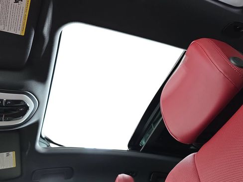 Certified 2025 Porsche Macan AWD/4WD image 28