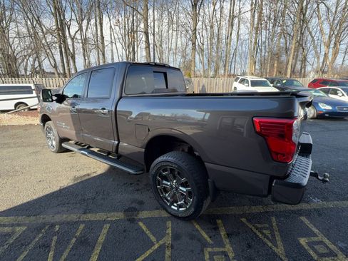 Used 2017 Nissan Titan SV image 7