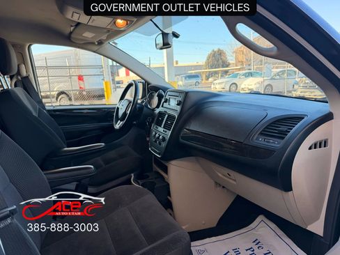 Used 2017 Dodge Grand Caravan SE w/ UConnect Hands-Free Group image 13