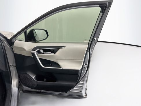 Used 2021 Toyota RAV4 XLE FWD image 32