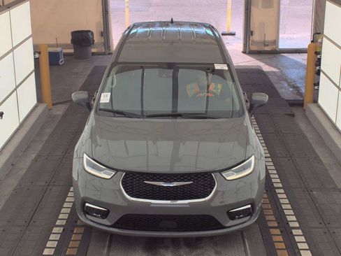 Used 2023 Chrysler Pacifica Touring-L image 2