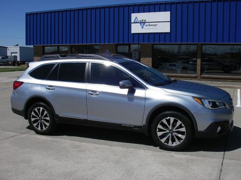 Used 2017 Subaru Outback 3.6R Limited AWD/4WD image 3