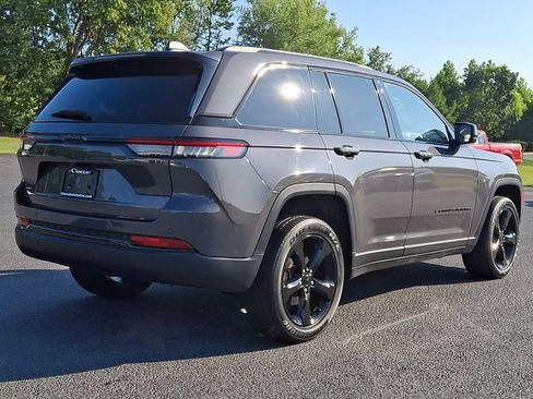 Used 2022 Jeep Grand Cherokee Altitude AWD/4WD image 9