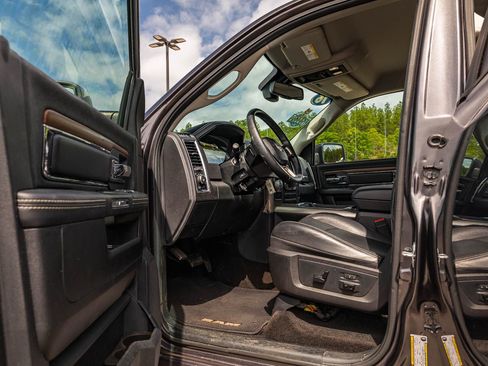 Used 2016 RAM 1500 Laramie RWD image 19