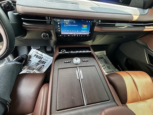 Used 2025 Lincoln Navigator Reserve AWD/4WD image 11