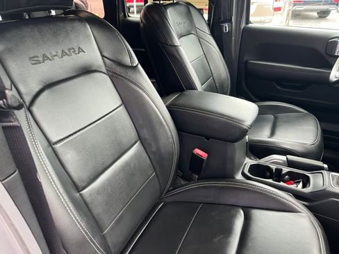 Used 2022 Jeep Wrangler Unlimited Sahara w/ Safety Group AWD/4WD image 32