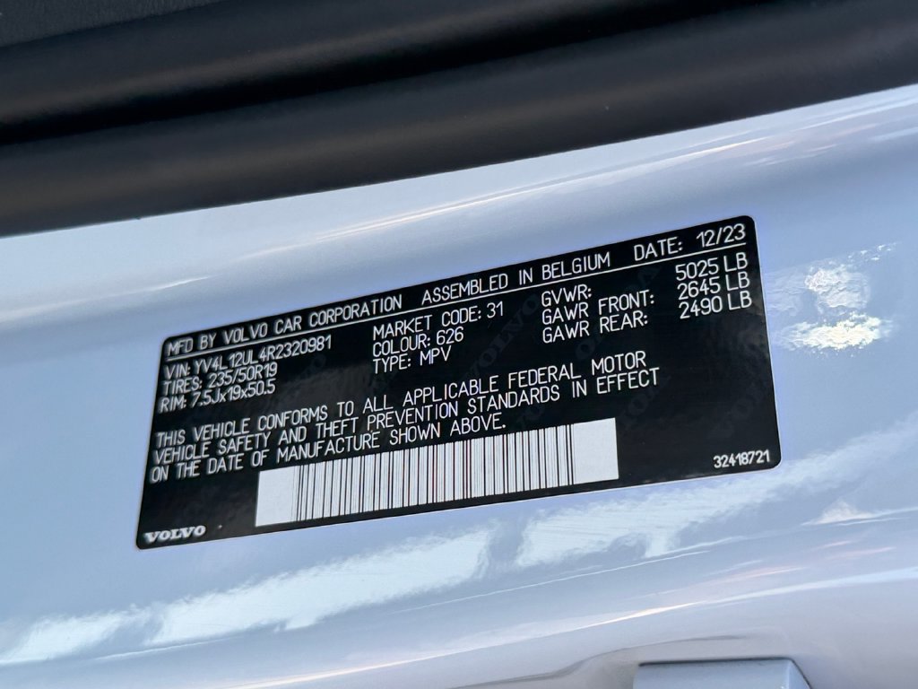 Certified 2024 Volvo XC40 B5 Plus AWD/4WD image 30