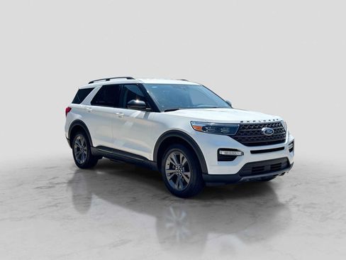 Used 2023 Ford Explorer XLT w/ Equipment Group 202A AWD/4WD image 8