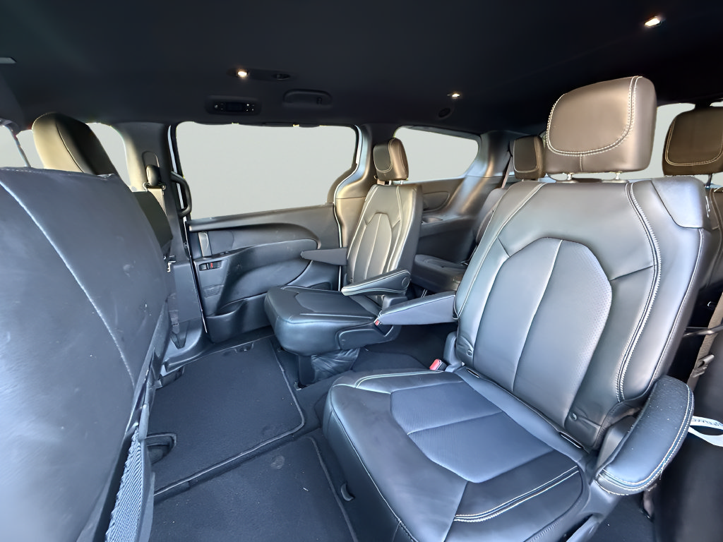Used 2025 Chrysler Pacifica Select FWD image 11