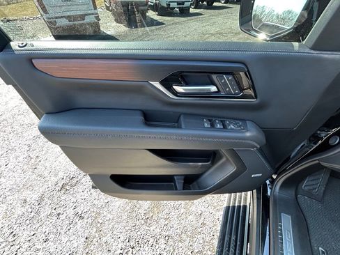 Used 2025 GMC Yukon XL Denali w/ Sun & Power Step Package image 9