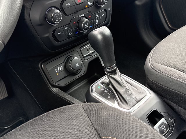 Used 2023 Jeep Renegade Latitude AWD/4WD image 12