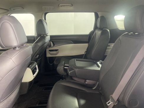 Used 2023 Kia Carnival LX image 28