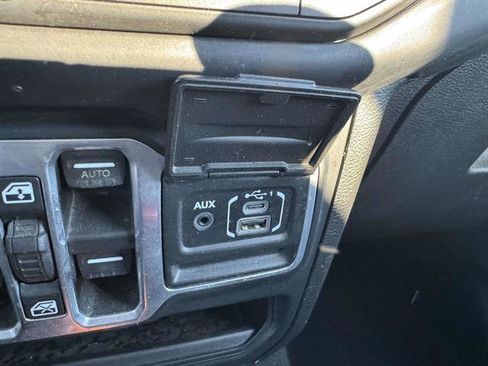 Used 2018 Jeep Wrangler Unlimited Sahara image 32