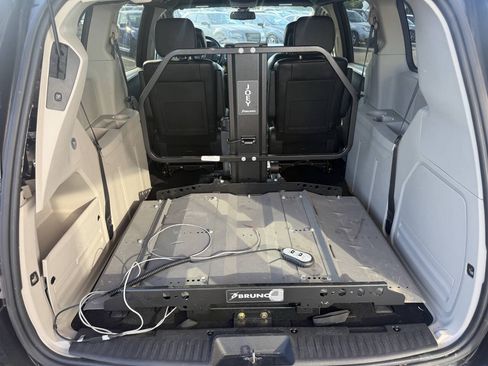 Used 2019 Dodge Grand Caravan SXT FWD image 20