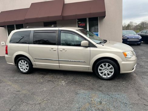 Used 2014 Chrysler Town & Country Touring image 4