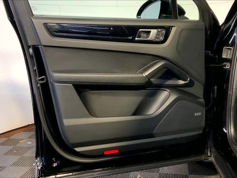 Used 2022 Porsche Cayenne image 50