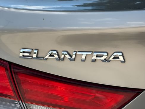 Used 2014 Hyundai Elantra SE FWD image 9