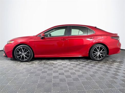 Used 2024 Toyota Camry SE image 3