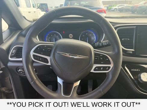 Used 2025 Chrysler Pacifica Select FWD image 12