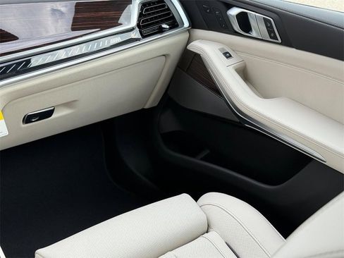 New 2026 BMW X7 M60i image 11