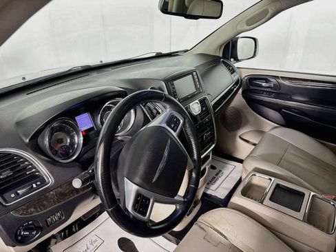 Used 2013 Chrysler Town & Country Touring FWD image 9