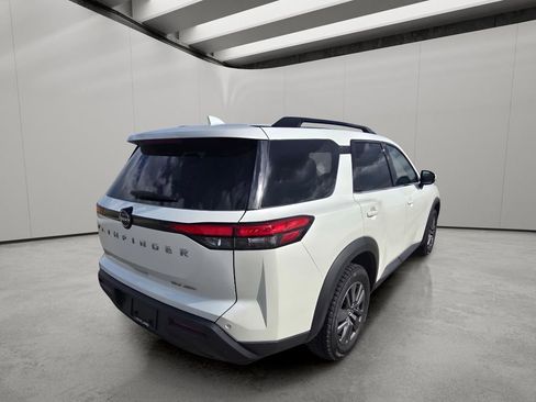 Used 2024 Nissan Pathfinder SV image 5