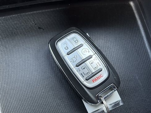 Used 2025 Chrysler Pacifica Select FWD image 18