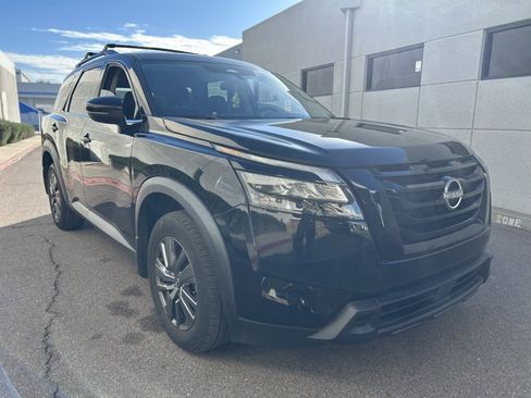 Used 2023 Nissan Pathfinder SV w/ Black Appearance Package image 4