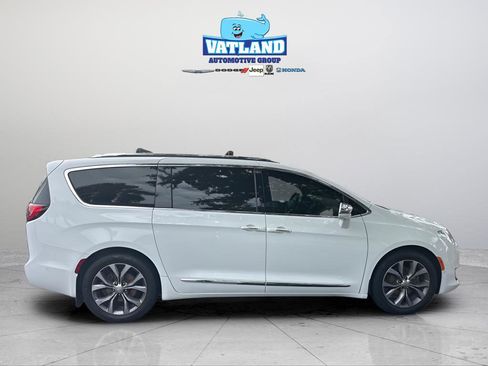 Used 2020 Chrysler Pacifica Limited w/ Tire & Wheel Group FWD image 10