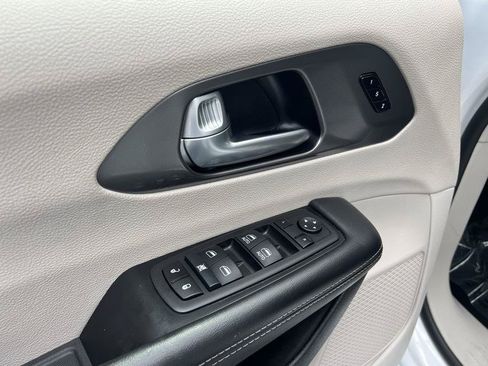 Used 2024 Chrysler Pacifica Limited FWD image 28