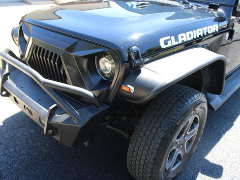Used 2020 Jeep Gladiator Overland AWD/4WD image 3