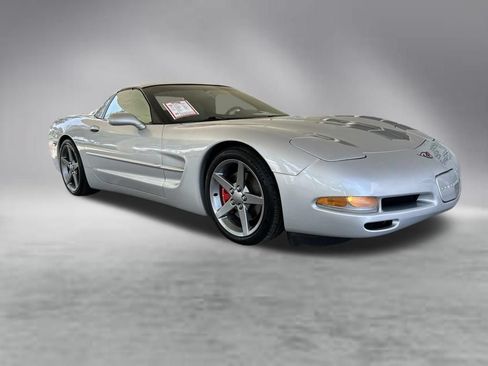 Used 2000 Chevrolet Corvette Coupe w/ Roof Pkg RWD image 2