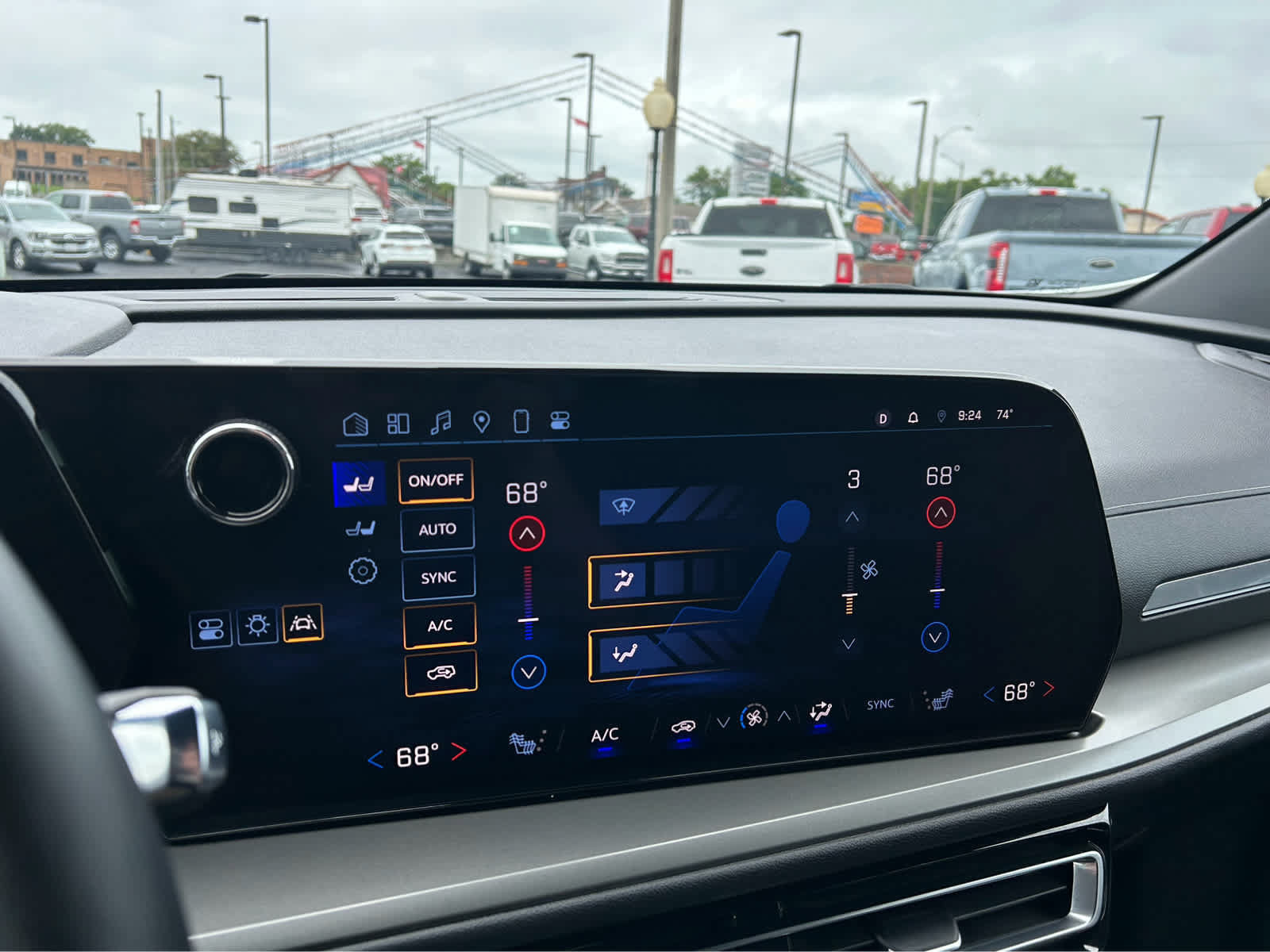 Used 2025 Chevrolet Traverse LT FWD image 36
