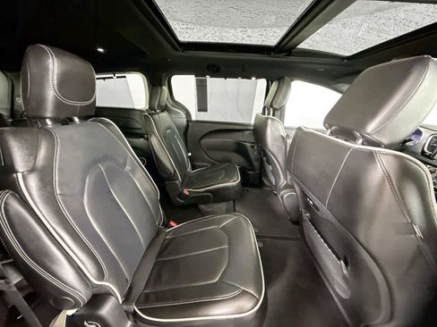 Used 2025 Chrysler Pacifica Limited FWD image 44