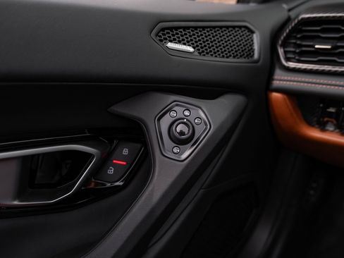 Used 2024 Lamborghini Huracan EVO image 18