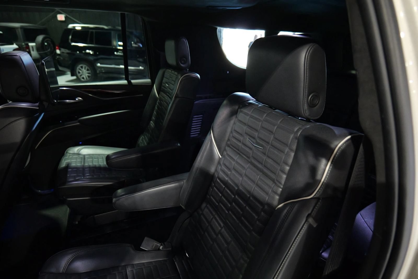 Used 2021 Cadillac Escalade ESV Premium Luxury Platinum AWD/4WD image 16