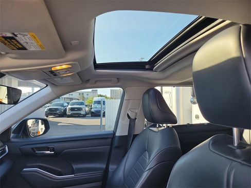 Used 2021 Toyota Highlander XLE image 12